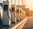 Bis zu 38% günstiger: E-Autos vs. Verbrenner (Foto: AdobeStock -  Onchira 620586897)