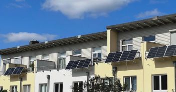 Mini-Photovoltaikanlagen ohne spezielle Versicherung absichern Hausratversicherung deckt Schäden an Balkonkraftwerken ab (Foto: AdobeStock - embeki 635632598)