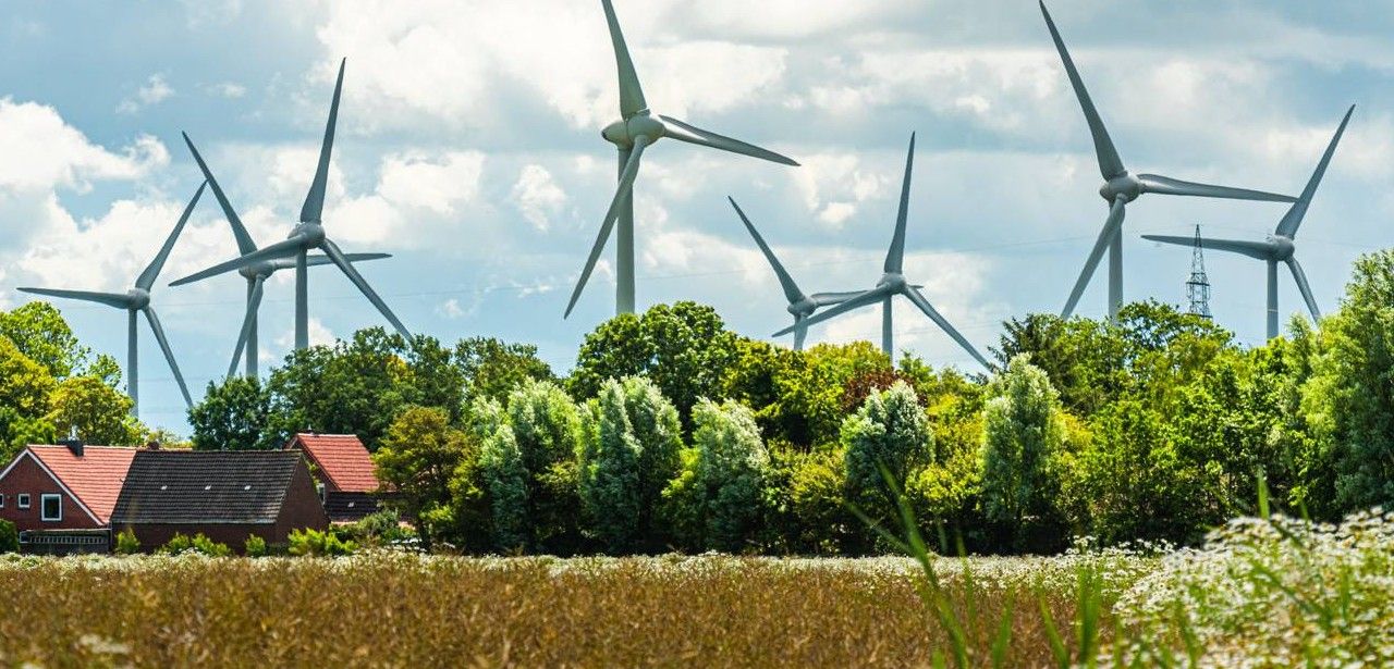 Windenergie: Ein wichtiger Beitrag zum Klimaschutz und zur (Foto: AdobeStock 373904841  JEFs-FotoGalerie)