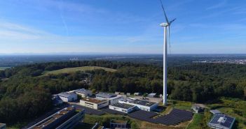 Solarenergie spielt wichtige Rolle für nachhaltigen Betrieb des Fraunhofer-Instituts BayWa r.e. und Ampt implementieren einzigartiges System zur Direktkopplung von Photovoltaik, Windkraft und (Foto: Fraunhofer ICT)