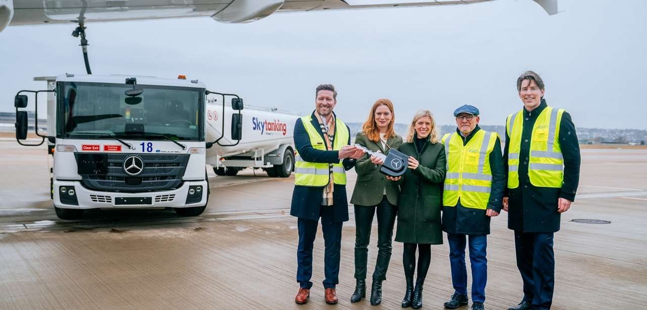 Elektrisches Betankungsfahrzeug reduziert Emissionen am Flughafen (Foto: Daimler Truck AG)