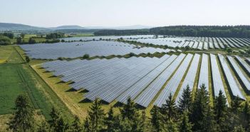Projekt als Blaupause Energiewende demonstriert partnerschaftliches Miteinander und Innovationskraft EnBW eröffnet 80-MW-Solarpark Langenenslingen für 30.000 Haushalte mit (Foto: EnBW Energie Baden-Württemberg AG)