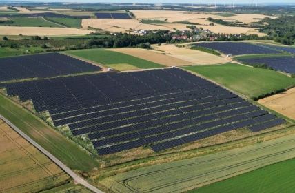 Neuer 70-Megawatt Solarpark Darstadt erzeugt jährlich 80 Millionen (Foto: EnergieGenossenschaft Inn-Salzach eG)