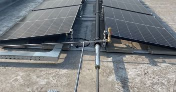 SHK-Betrieb demonstriert Unabhängigkeit von fossilen Energien im Gewerbebereich nachhaltig SHK-Fachbetrieb nutzt 24 Hybridkollektoren komplett für Heizung und (Foto: TWL Technologie GmbH)