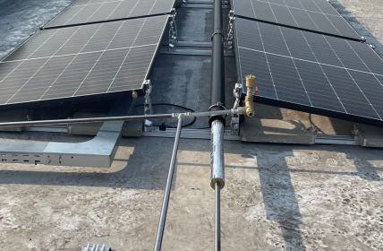 SHK-Betrieb demonstriert Unabhängigkeit von fossilen Energien im Gewerbebereich nachhaltig SHK-Fachbetrieb nutzt 24 Hybridkollektoren komplett für Heizung und (Foto: TWL Technologie GmbH)