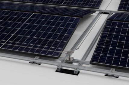 SmartSolarBox bietet werkseitigen Blitzschutz, Plug-and-Play für Flachdächer und (Foto: Smartvolt AG)