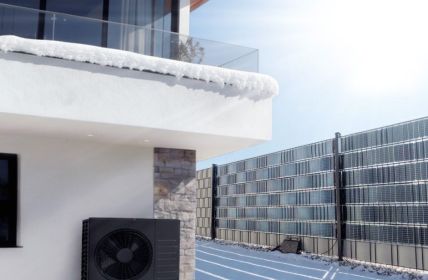 Vertikale Sunbooster VERTICAL PV-Streifen liefern im Winter optimalen (Foto: Sunbooster)