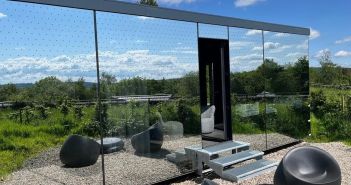 Spiegelverglaste Cabins im Nationalpark Eifel nutzen nachhaltige autarke (Foto: Aalberts hydronic flow control)