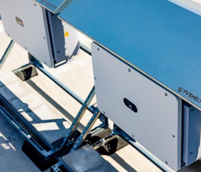 Als witterungsgesch&uuml;tzte Tragkonstruktion f&uuml;r die Wechselrichter (Foto: Simone Reukauf. K&ouml;ster Energie)