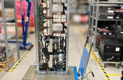 Flexible 2- und 4-Quadranten-Leistungselektronik optimiert Energieverteilung, Rückspeisung und (Foto: KNESTEL Technologie & Elektronik GmbH)