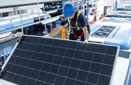 Flexible Solarpaneele erzeugen während der Fahrt Energie fürs (Foto: ZF..)