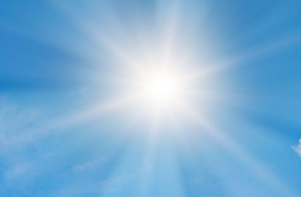 Solarzellen im Elektroauto liefern Zusatzstrom bei Sonne und (Foto: AdobeStock - alinamd - 257062548)